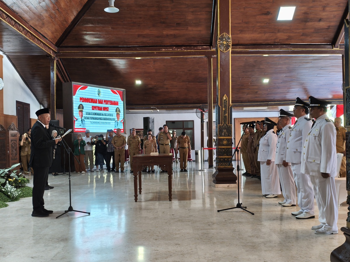 Bupati Gatut Sunu Wibowo memimpin prosesi pengukuhan dan perpajangan masa jabatan kades, Senin (25/8/2025).