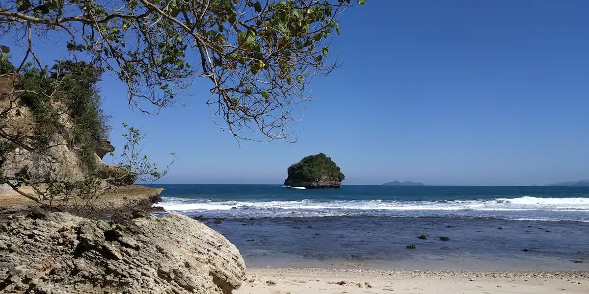 Pantai Sioro bukan hanya destinasi wisata, melainkan harta karun tersembunyi yang menyimpan keindahan dan keunikan luar biasa. Cocok untuk menghabiskan waktu untuk liburan akhir tahun.