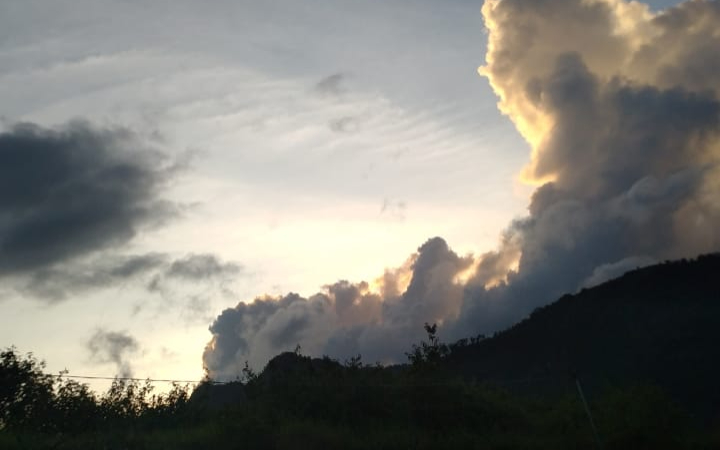 Menjelang magrib, banyak orang percaya bahwa makhluk halus menjadi lebih aktif dan terlihat. Kepercayaan ini sangat populer di berbagai budaya, terutama di Indonesia.