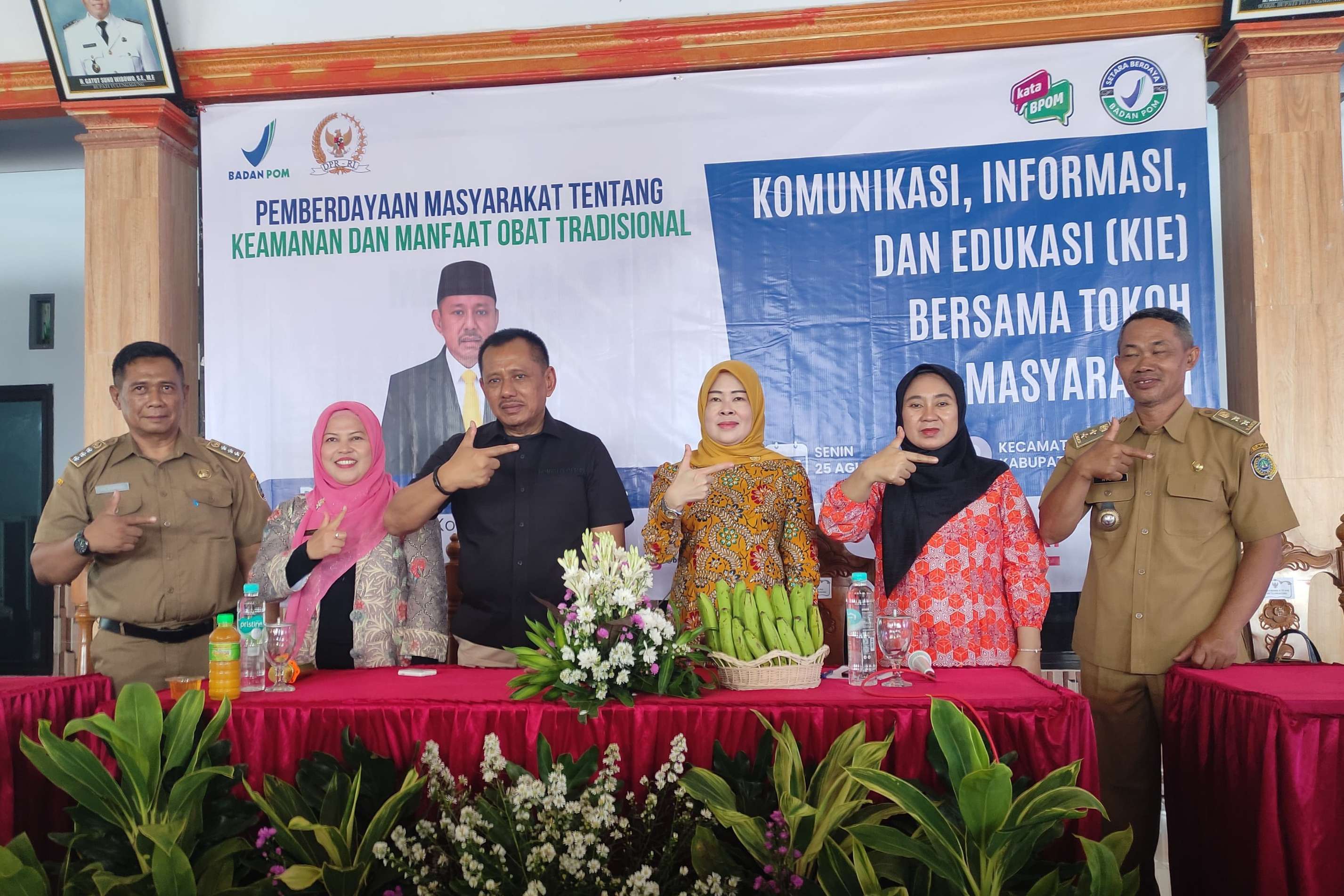 Heru Tjahjoni (tiga dari kiri) bersama para narasumber KIE di Kantor Desa Wates, Kecamatan Campurdarat. (SANDY YUWANA/RADAR TULUNGAGUNG)