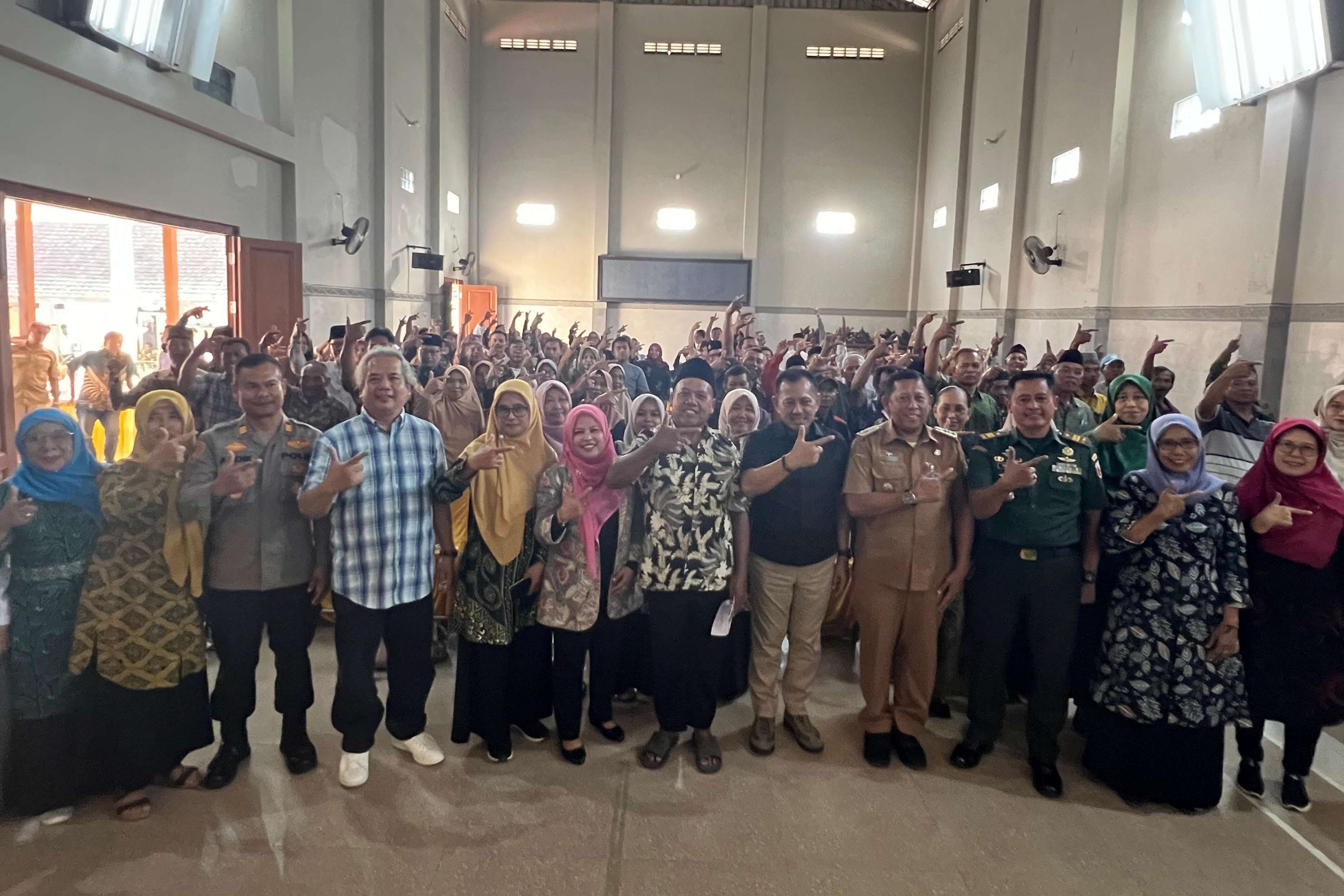 Heru Tjahjono (baju hitam) berfoto bersama narasumber dan peserta KIE di Kantor Desa Tiudan, Kecamatan Gondang. (SANDY YUWANA/RADAR TULUNGAGUNG)