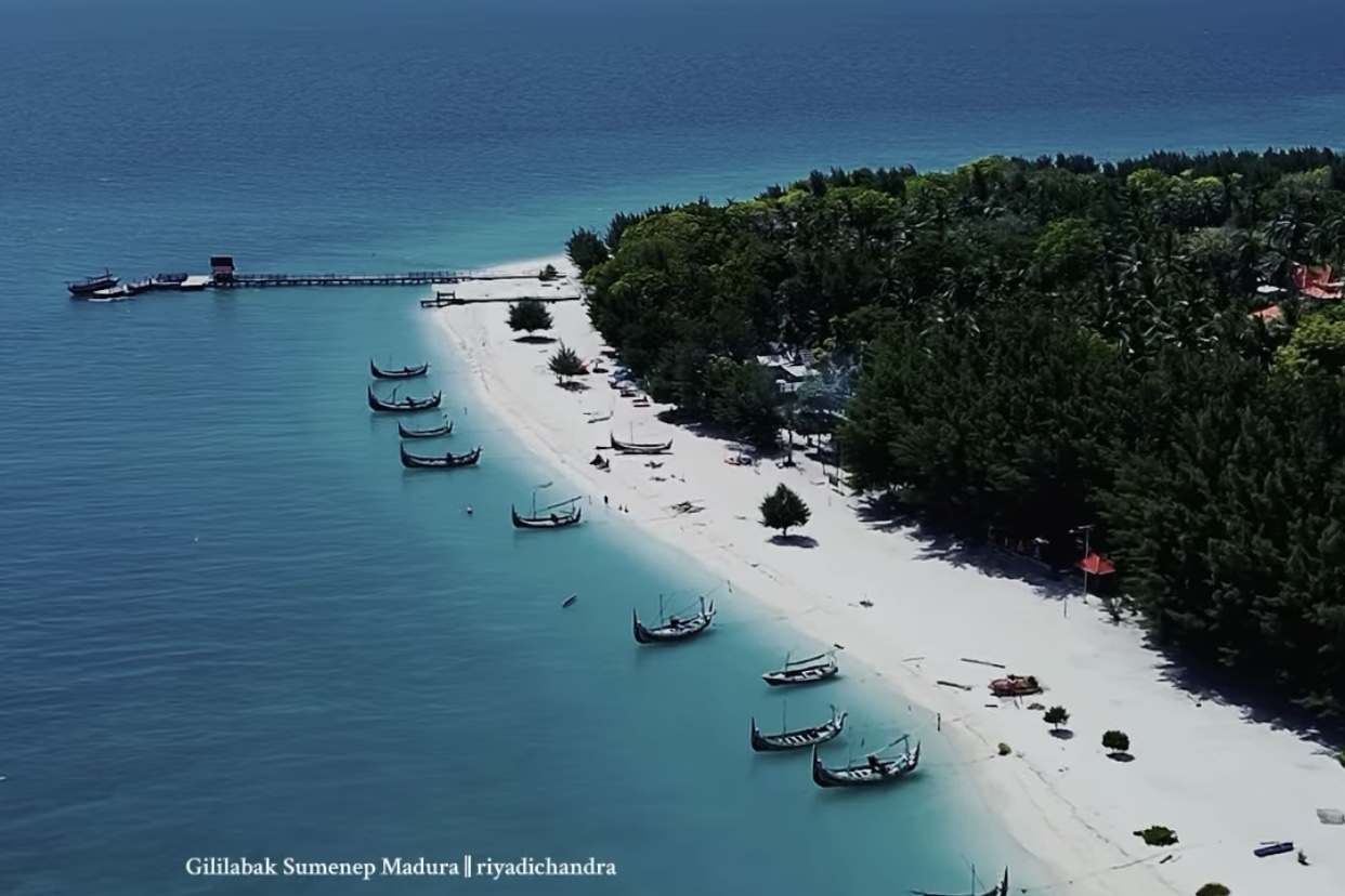Gili Labak adalah bukti bahwa keindahan alam Indonesia tak hanya ada di Bali atau Lombok. Madura juga punya surga tersembunyi yang layak dijelajahi.