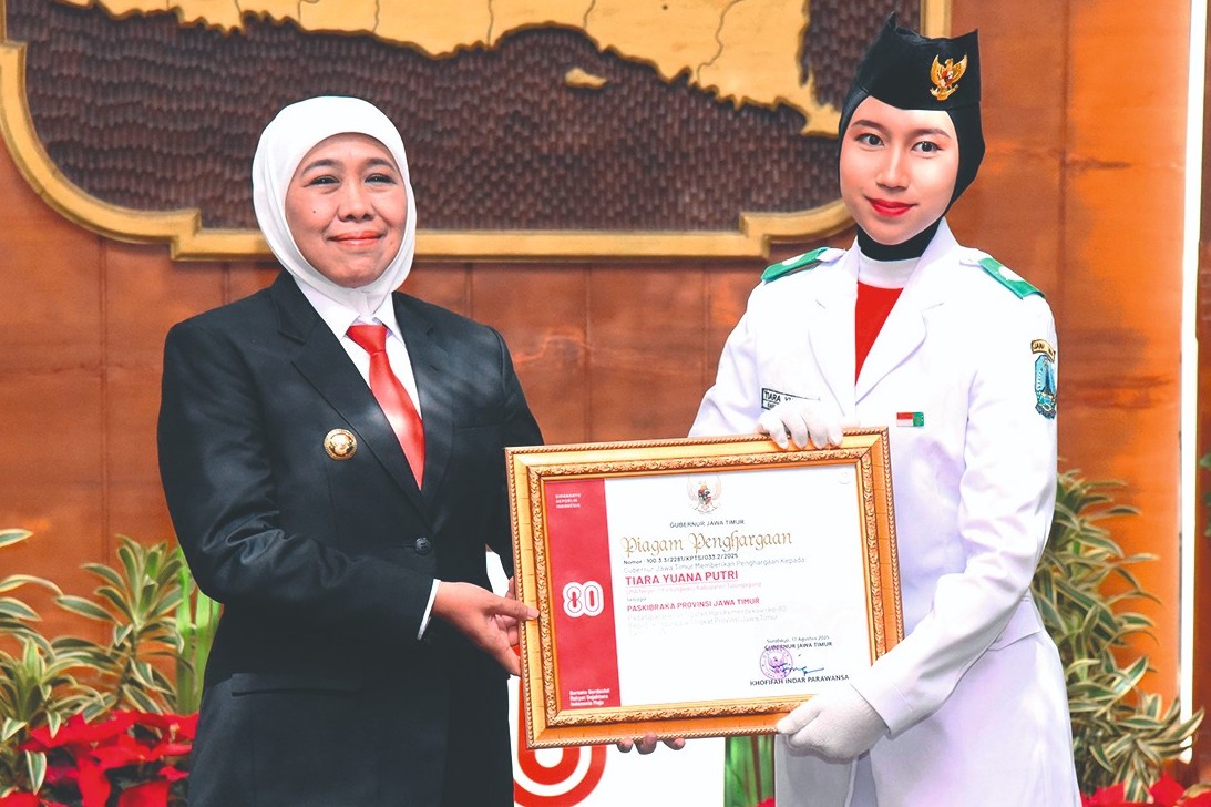Tiara Yuana Putri menerima sertifikat penghargaan dari Gubernur Jawa Timur Khofifah Indar Parawansa. (DOK PRIBADI)