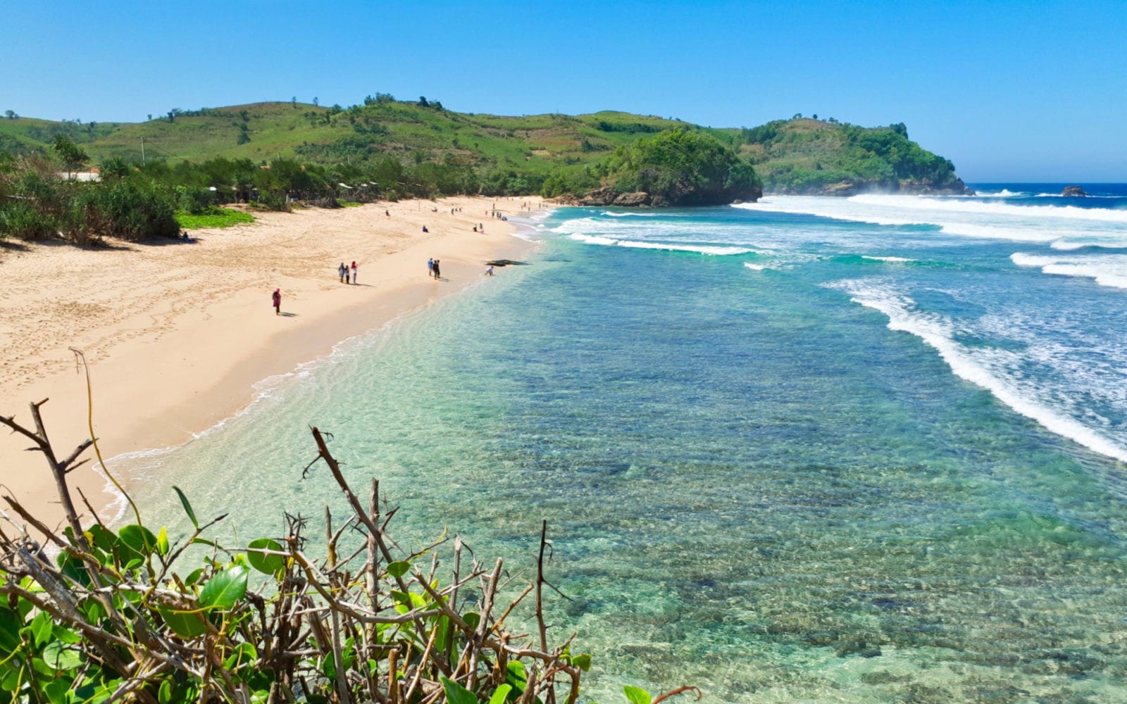 Keindahan Pantai Gondo Mayit Blitar dengan hamparan pasir putih dan laut biru kehijauan yang eksotis, menyimpan pesona di balik nama mistisnya / (Travelspromo.com)
