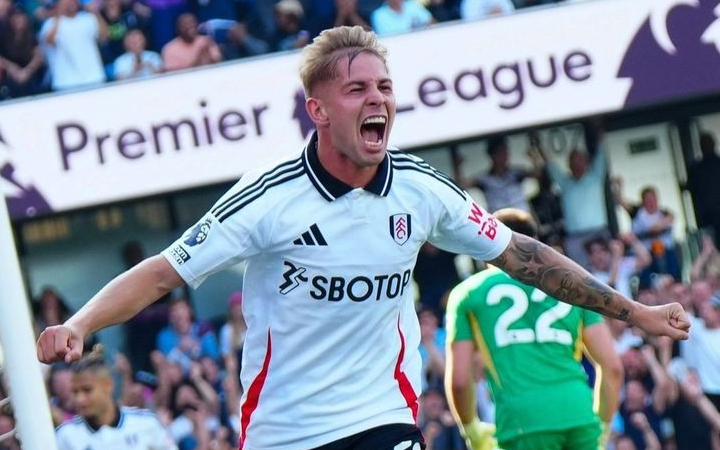 Emile Smith Rowe merayakan gol cepatnya yang menyelamatkan Fulham dari kekalahan di Craven Cottage.