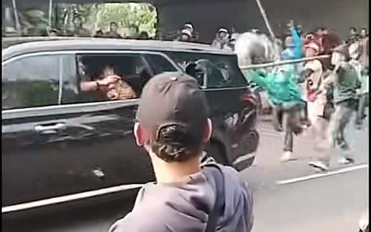 Mobil Mewah Diduga Milik Pejabat Dihancurkan Massa Aksi Demo di Depan DPR RI