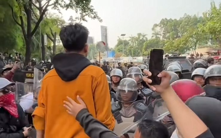 Gerbang DPR Diblokade, Massa Aksi: Mana Pintu yang Katanya Terbuka Lebar?