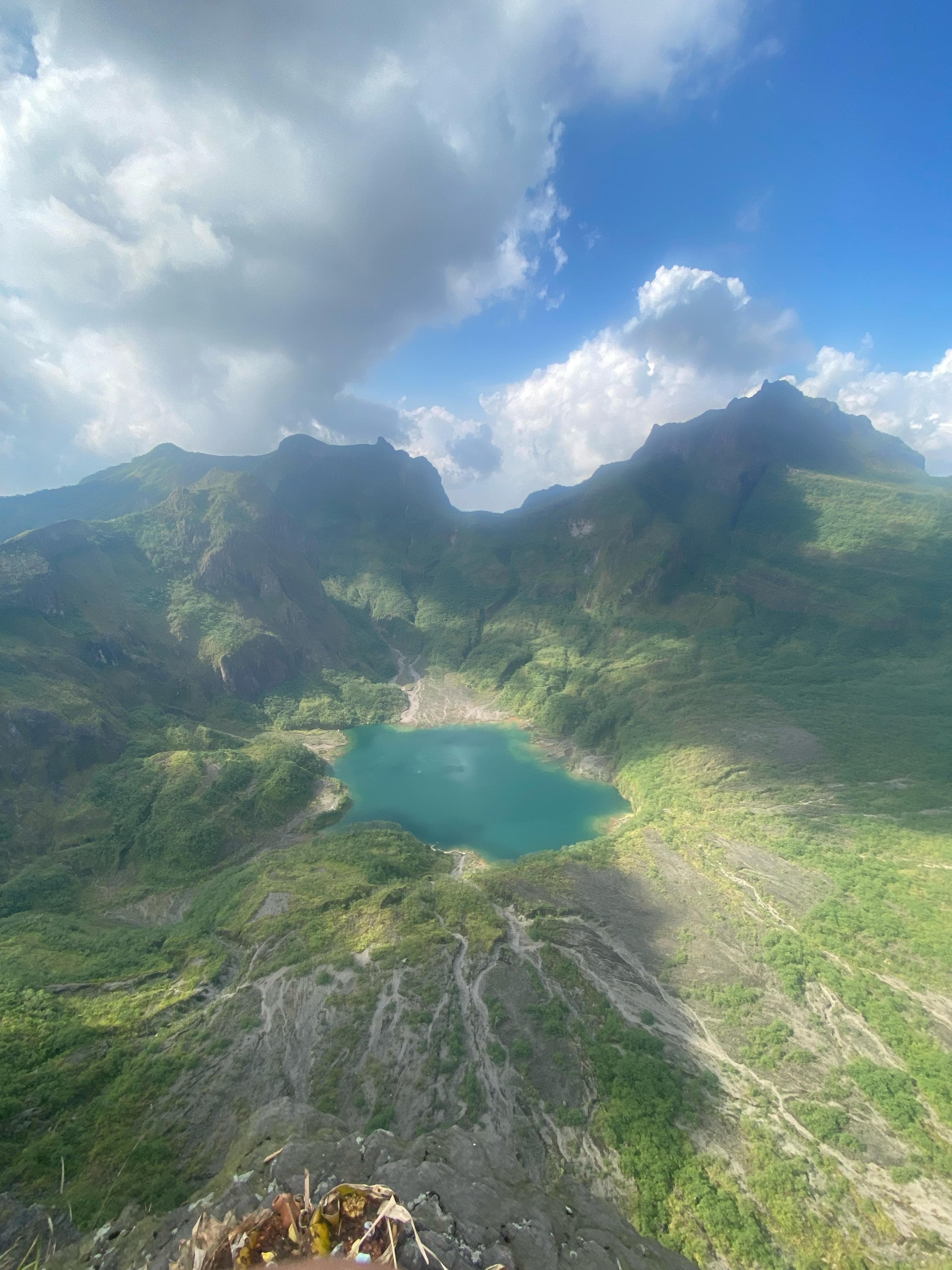 &ldquo;Menapaki puncak Lembusuro, Gunung Kelud, di ketinggian 1.731 mdpl: panorama menakjubkan, udara segar, dan sensasi puas setelah pendakian via Karangrejo.