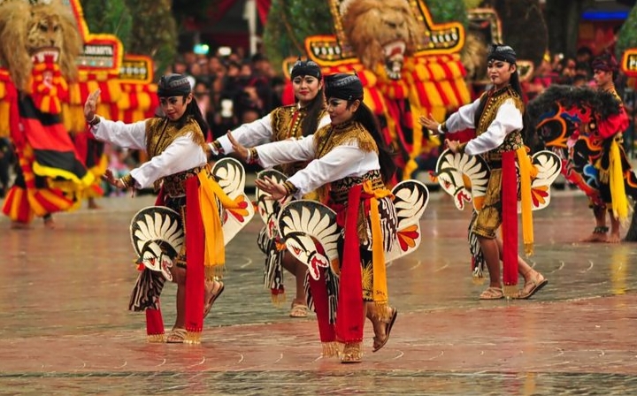 Jaranan adalah salah satu kesenian tradisional Jawa yang menampilkan tarian dengan properti kuda kepang atau kuda anyaman bambu.