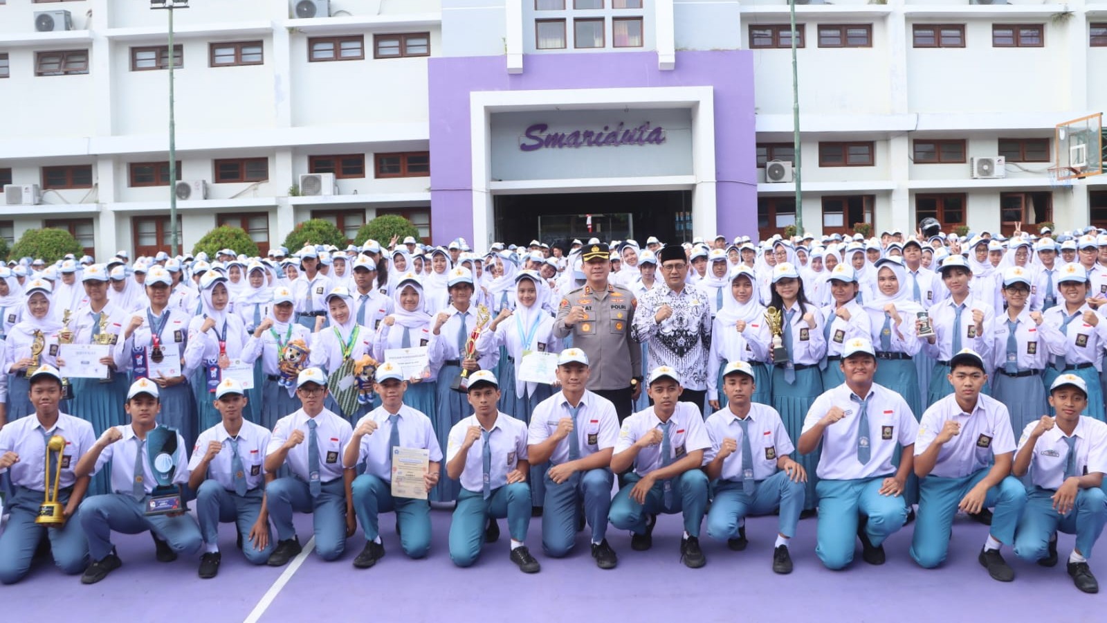 Kapolres Tulungagung AKBP Muhammad Taat Resdi bersama warga SMAN 1 Kedungwaru. (SANDY YUWANA/RADAR TULUNGAGUNG)