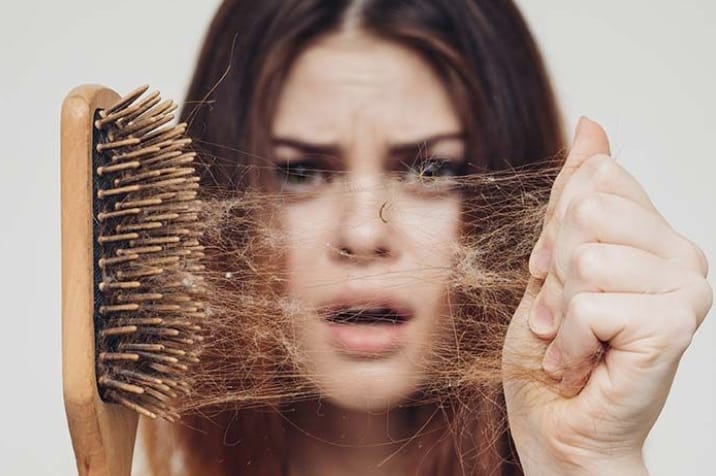 Banyak orang mengeluhkan kerontokan rambut yang lebih parah saat musim hujan. Lalu, apa penyebabnya?
