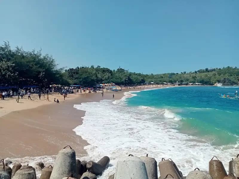 Duduk di tepi Pantai Tambakrejo sambil menikmati pasir putih, mendengar suara ombak yang menenangkan, dan menatap laut biru luas membuat semua penat hilang seketika