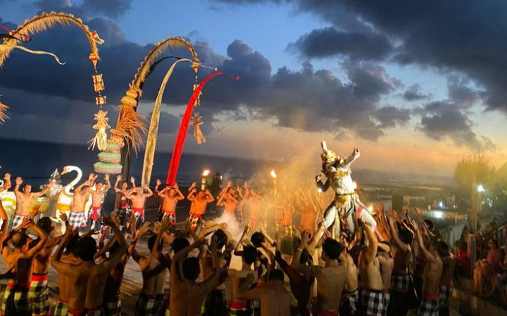Langit senja, debur ombak, dan nyala obor menyatu dalam magisnya tari Kecak.