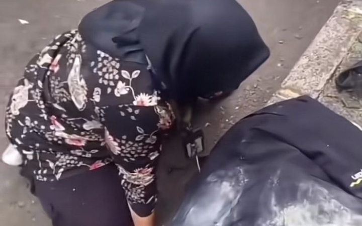 Viral! Ibu Pulang Kerja Terkena Tembakan Gas Air Mata Saat Demo DPR, Jaket dan Tas Bolong