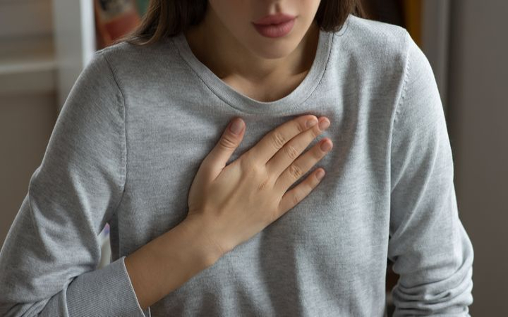 Pernahkah kamu merasa detak jantung tiba-tiba ngebut, tangan gemetar, napas pendek, dan seperti mau pingsan padahal tidak ada alasan jelas? bisa jaid itu panic attack.