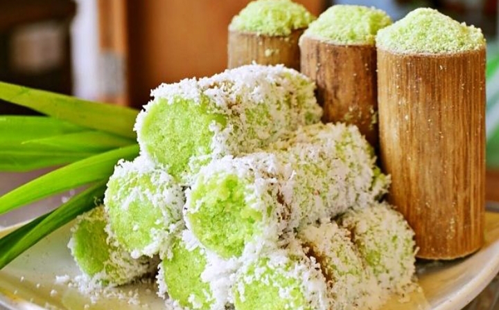 Kue putu adalah salah satu jajanan tradisional Indonesia yang masih eksis hingga kini.