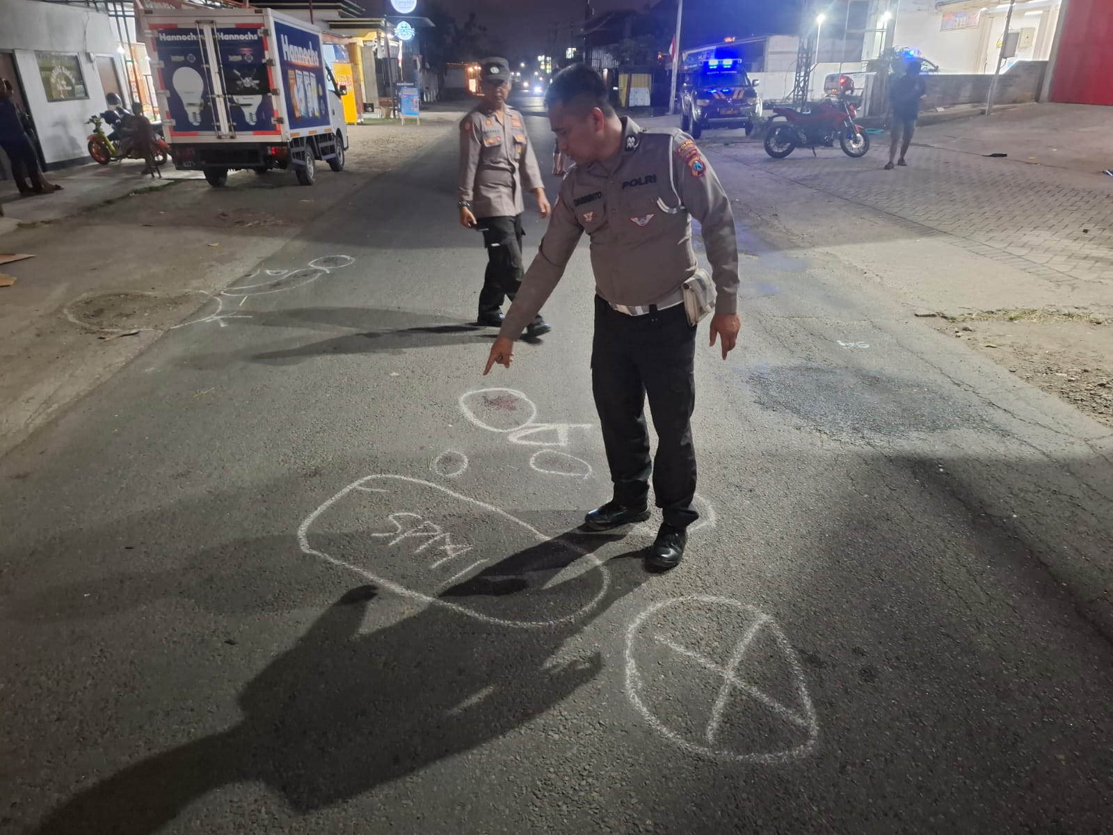 Polisi melakukan olah TKP di jalan raya Desa Tanggulkundung, Kecamatan Besuki, Tulungagung pada Selasa (26/8/2025). (SATLANTAS POLRES TULUNGAGUNG)