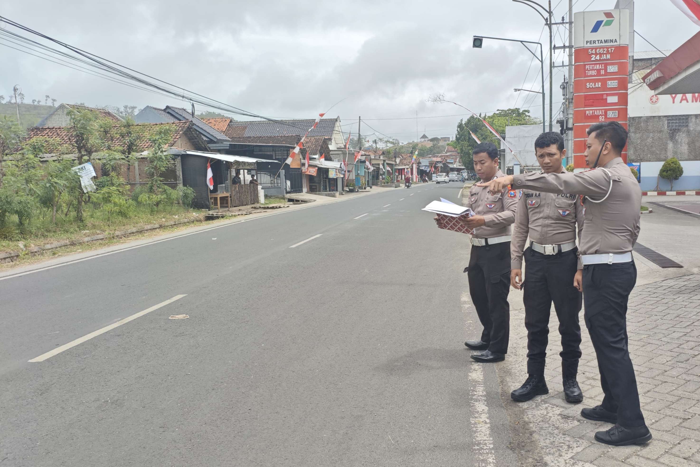 Unit Gakkum Satlantas Polres Tulungagung melakukan olah TKP di Jalan Raya Ngingas, Campurdarat. (SATLANTAS POLRES TULUNGAGUNG)