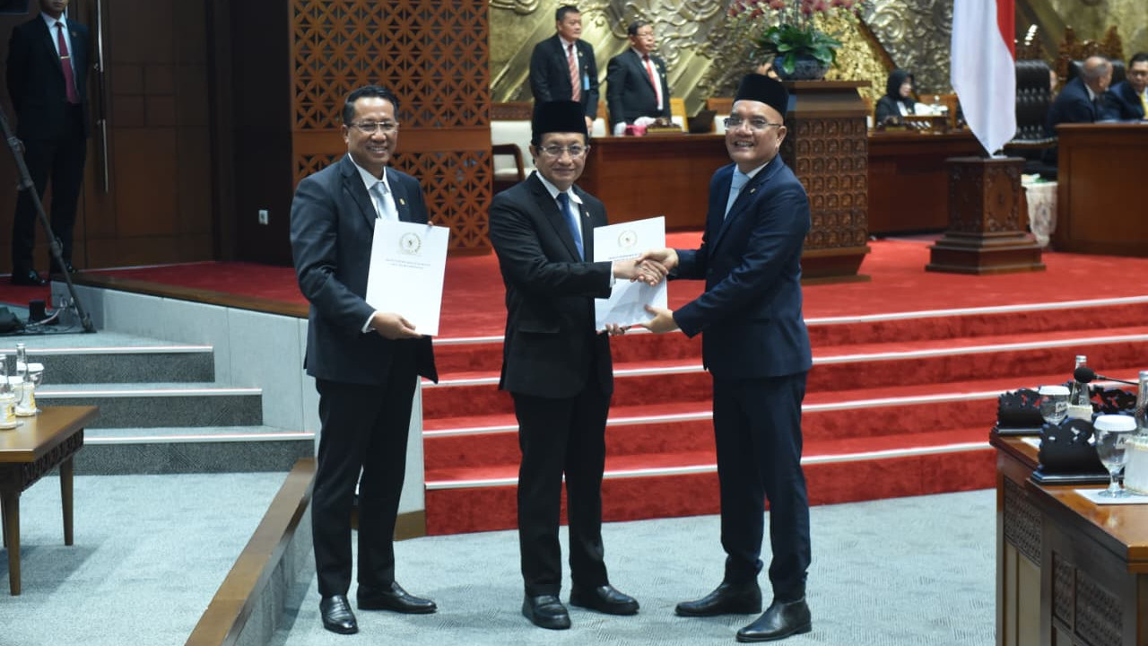 Menag Nasaruddin Umar (Tengah), bersama dengan Menteri Hukum Supratman Andi Agtas (kiri), dan Ketua Komisi VIII DPR RI, Marwan Dasopang (kanan). (KEMENAG)