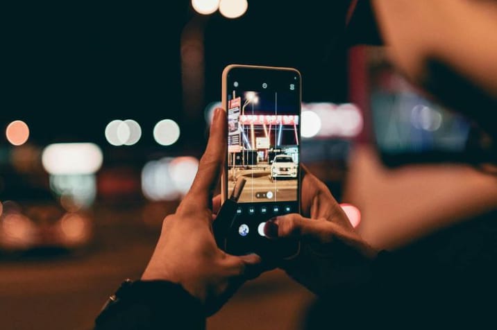 Ingin tahu kenapa hasil foto malam smartphone bisa jernih dan detail? Simak rahasia cara kerja kamera smartphone saat memotret di malam hari