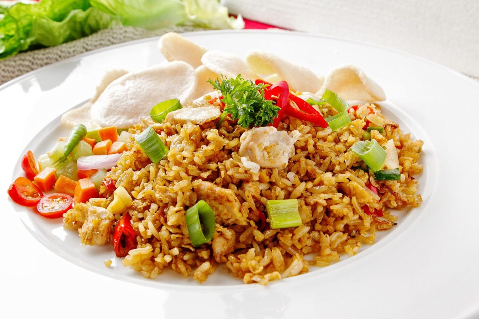 Seporsi nasi goreng hangat dengan taburan kerupuk  di atasnya, tampak menggugah selera. Meski lezat, makanan favorit ini ternyata bisa membuat tubuh merasa cepat mengantuk setelah disantap.(sayurbox)