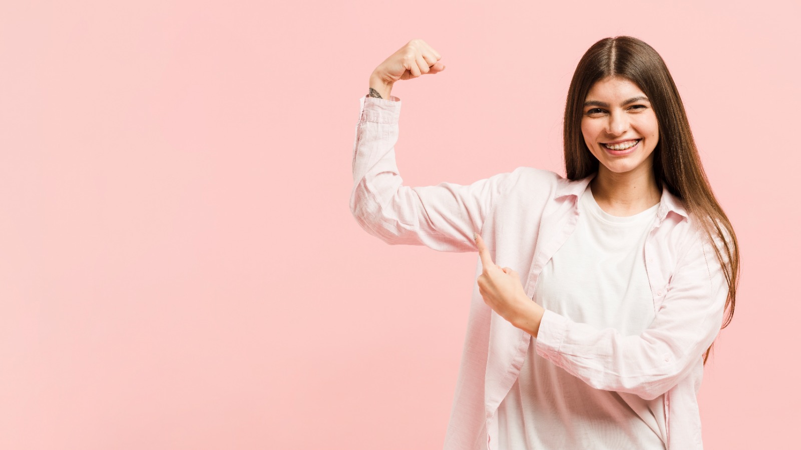 Di balik senyumnya, perempuan menyimpan ketangguhan yang luar biasa.  benarkah perempuan terbukti lebih tahan sakit (freepik)