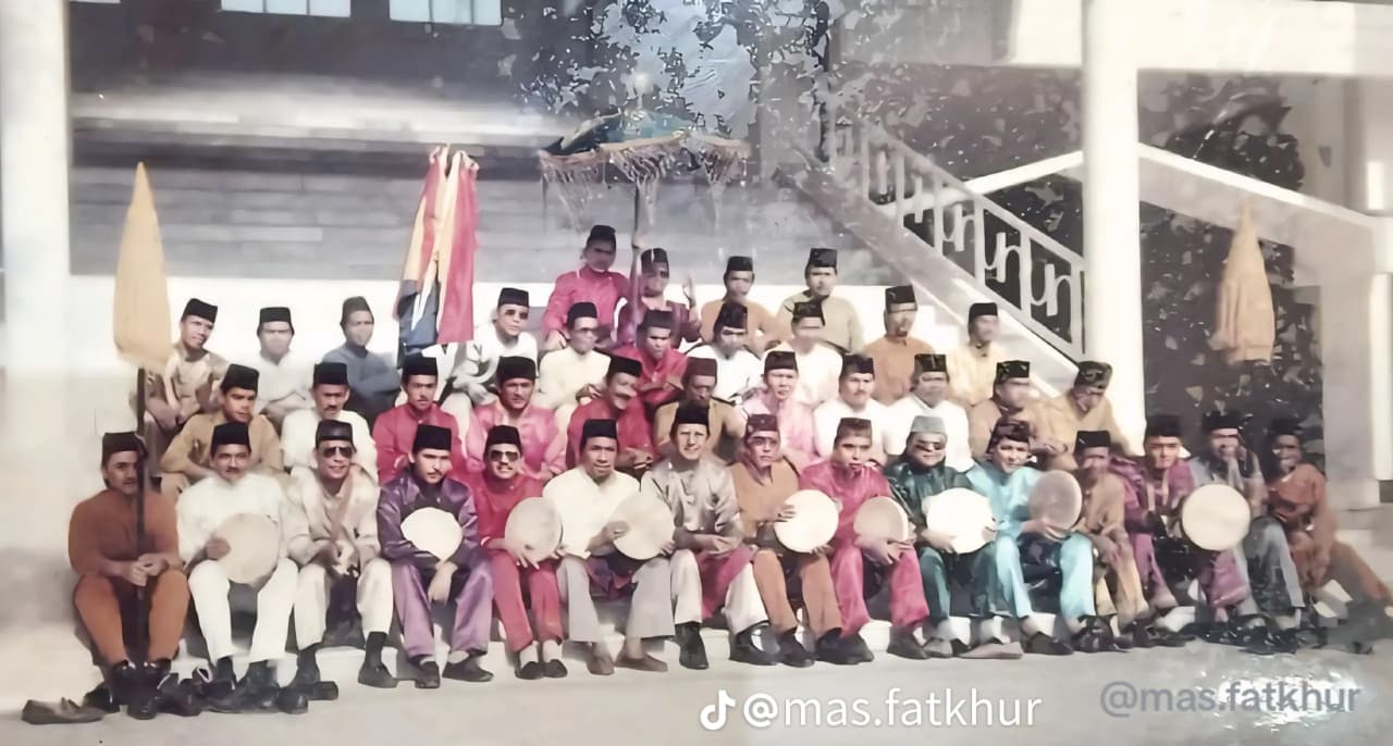 foto jadul hadrah Al Muhibbin Kampungdalem Tulungagung (tiktok/mas.fatkhur)