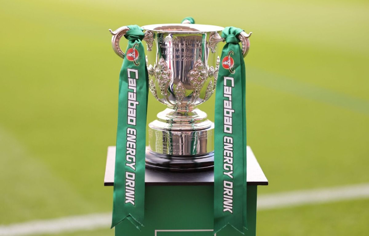 Trofi Carabao Cup, lambang gengsi turnamen domestik Inggris yang musim ini diwarnai kejutan dengan empat tim Premier League gugur dini.