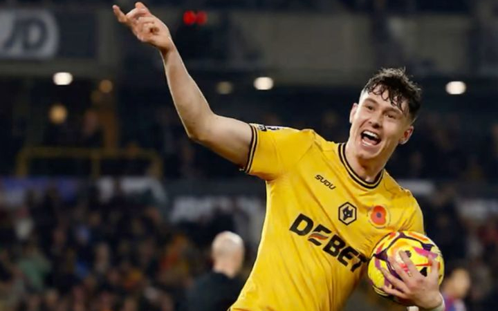 J&oslash;rgen Strand Larsen merayakan gol keduanya yang memastikan kemenangan Wolves 3&ndash;2 atas West Ham di Molineux pada ajang Carabao Cup.