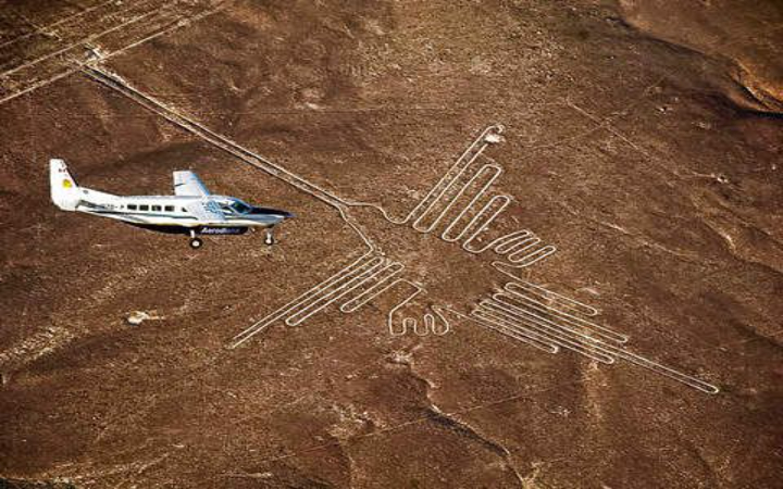 Garis Nazca atau Nazca Lines adalah salah satu peninggalan kuno paling misterius di dunia yang terletak di gurun selatan Peru.