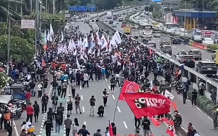 Ribuan Buruh Mulai Padati Gedung MPR, Aksi Damai Warnai Senayan