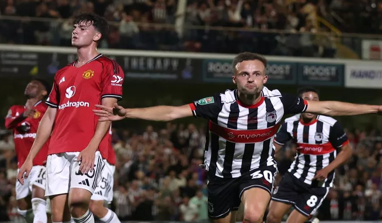 KEJUTAN BESAR!  Manchester United resmi tersingkir dari Carabao Cup setelah kalah dramatis dari tim kasta keempat, Grimsby Town, lewat adu penalti. Malam yang tak akan dilupakan bagi kedua tim!