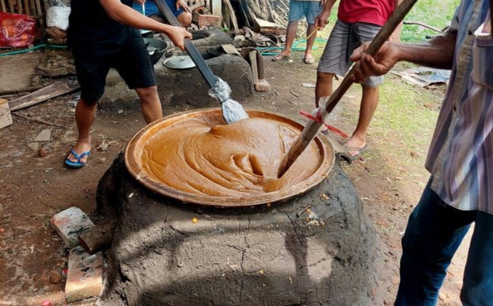 Dalam tradisi pernikahan Jawa maupun beberapa daerah lain di Indonesia, jenang menjadi salah satu sajian yang hampir selalu ada.
