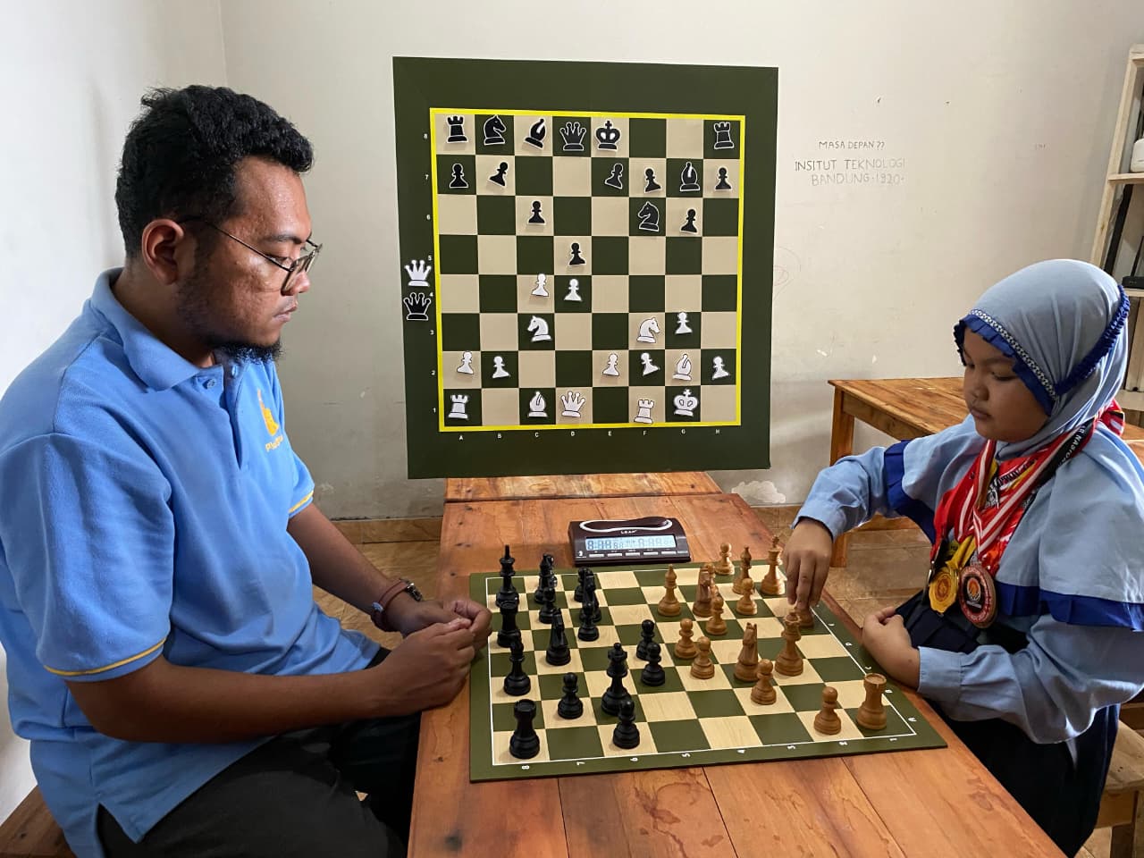 Calvin ketika melatih catur atlet kecil Tulungagung untuk berlaga di kompetisi catur Asia beberapa waktu lalu. (SANDY SRI YUWANA/RADAR TULUNGAGUNG)