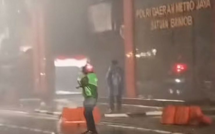 Imbas Tabrak Driver Ojol, Markas Brimob Digeruduk Massa: Publik Tuntut Keadilan