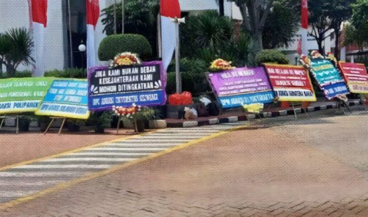 Viral Karangan Bunga Keprihatinan dari Dosen ASN untuk Ulang Tahun Sri Mulyani di Kemenkeu