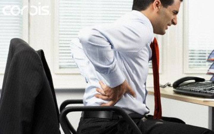 Di era modern, duduk menjadi aktivitas yang tak terelakkan entah itu di kantor, sekolah, perjalanan, hingga saat bersantai di rumah. Namun duduk bisa berdampak buruk bagi kesehatan.