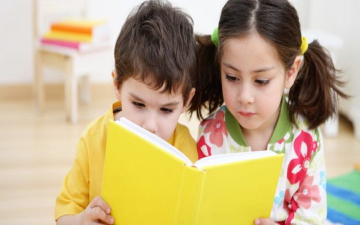 Di era yang penuh tantangan seperti sekarang, membesarkan anak bukan hanya soal pendidikan akademik dan keterampilan fisik. Satu aspek penting yang sering diabaikan adalah literasi emosi.