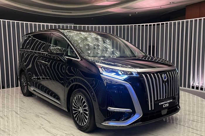 Denza D9 hadir dengan desain futuristik dan fitur canggih yang siap bersaing di segmen kendaraan listrik premium. (Naufal/GridOto.com)