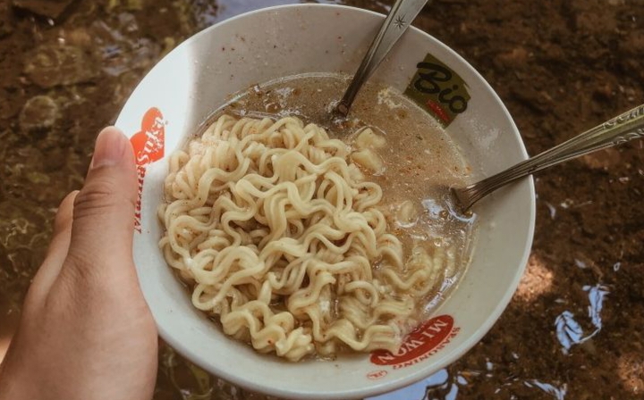 Ketika hujan turun, udara menjadi lebih dingin dan tubuh sering merasa lapar lebih cepat.