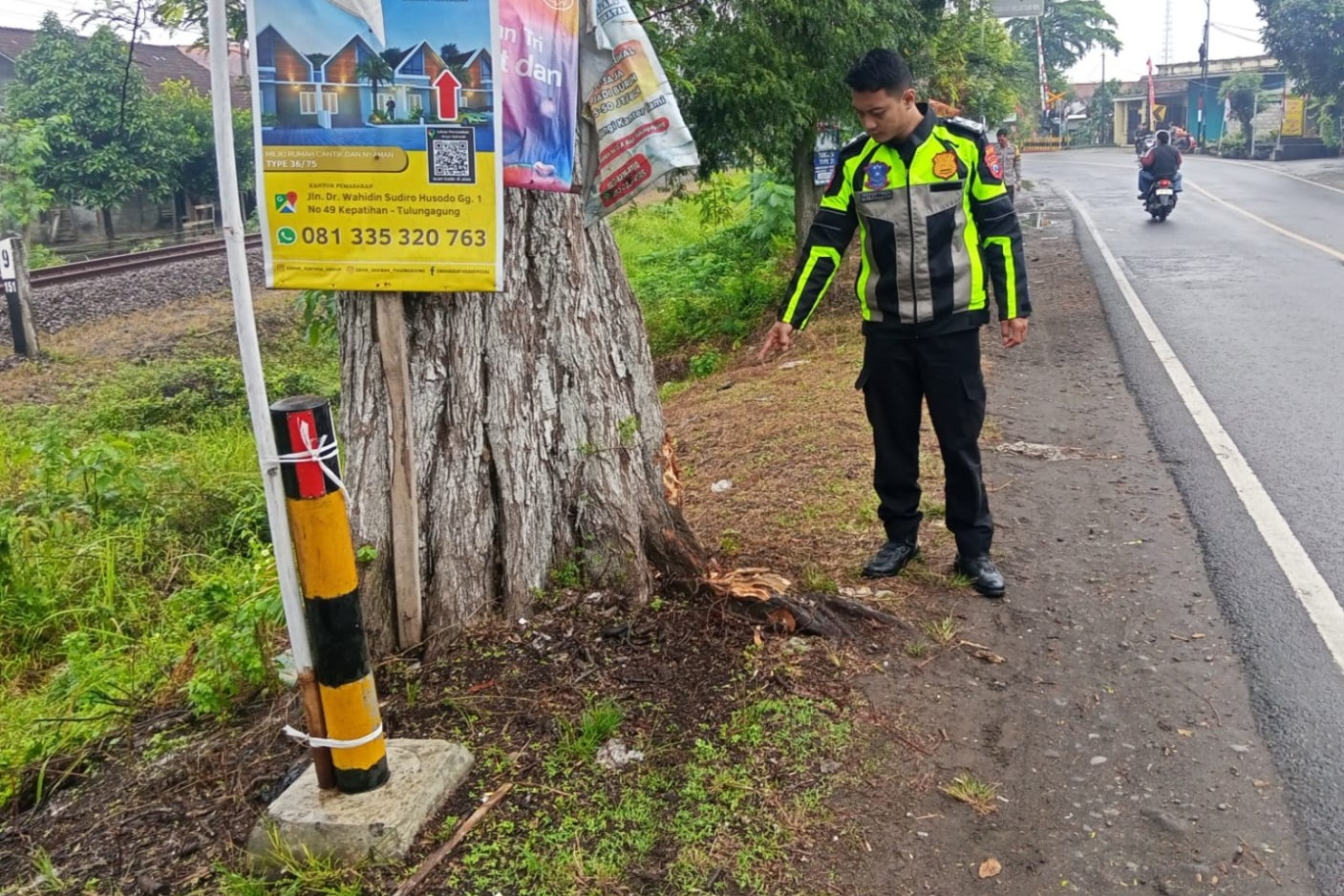 Polisi menunjukkan lokasi kecelakaan tunggal di Desa Sumberdadi, Kecamatan Sumbergempol. (SATLANTAS POLRES TULUNGAGUNG)