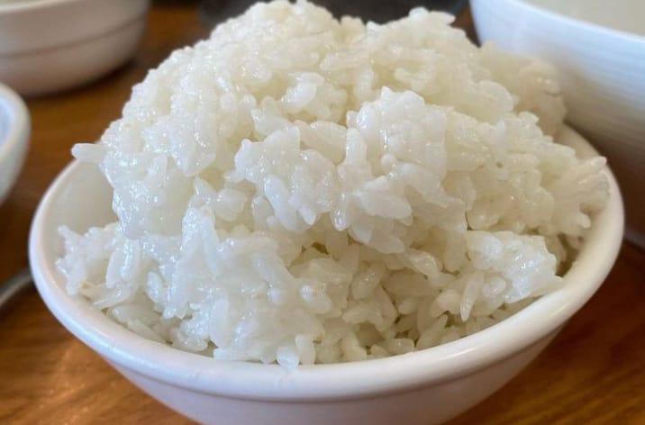 Pernah heran kenapa nasi cepat basi saat musim hujan? Temukan penyebab ilmiahnya dan tips mudah agar nasi tetap awet dan tidak cepat berbau