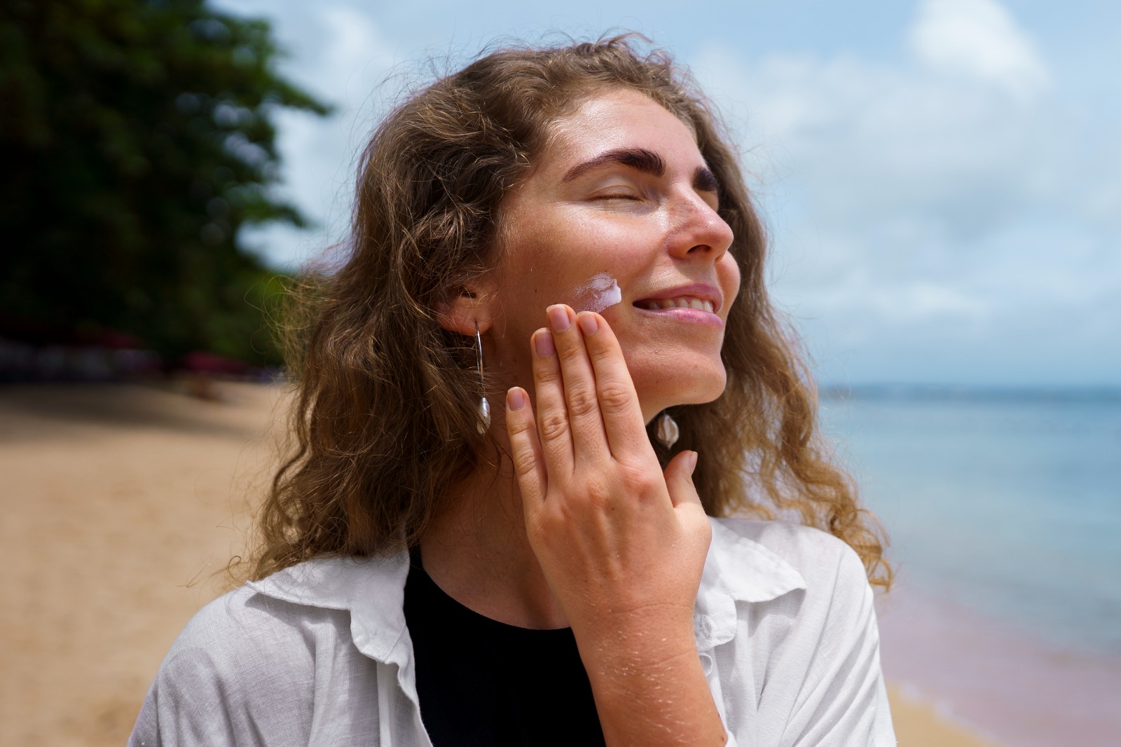 Meski mendung atau hujan, sinar UV tetap bisa merusak kulit. Jangan lupa pakai sunscreen setiap hari untuk perlindungan maksimal. (freepik)
