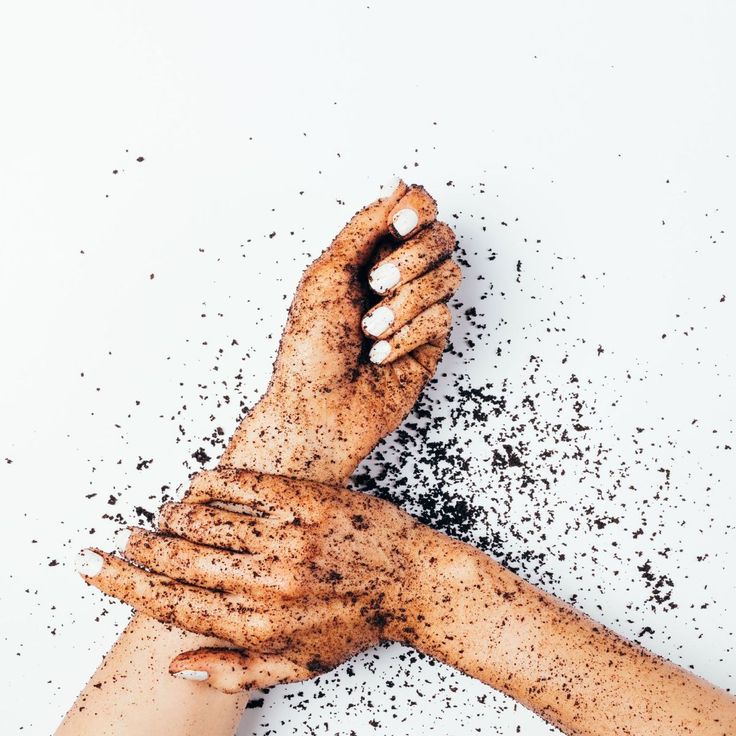 Rasakan sensasi perawatan alami dengan lulur kopi, mengangkat sel kulit mati dan membuat kulit terasa lebih lembut serta segar.(pinterest.com/veenourish)