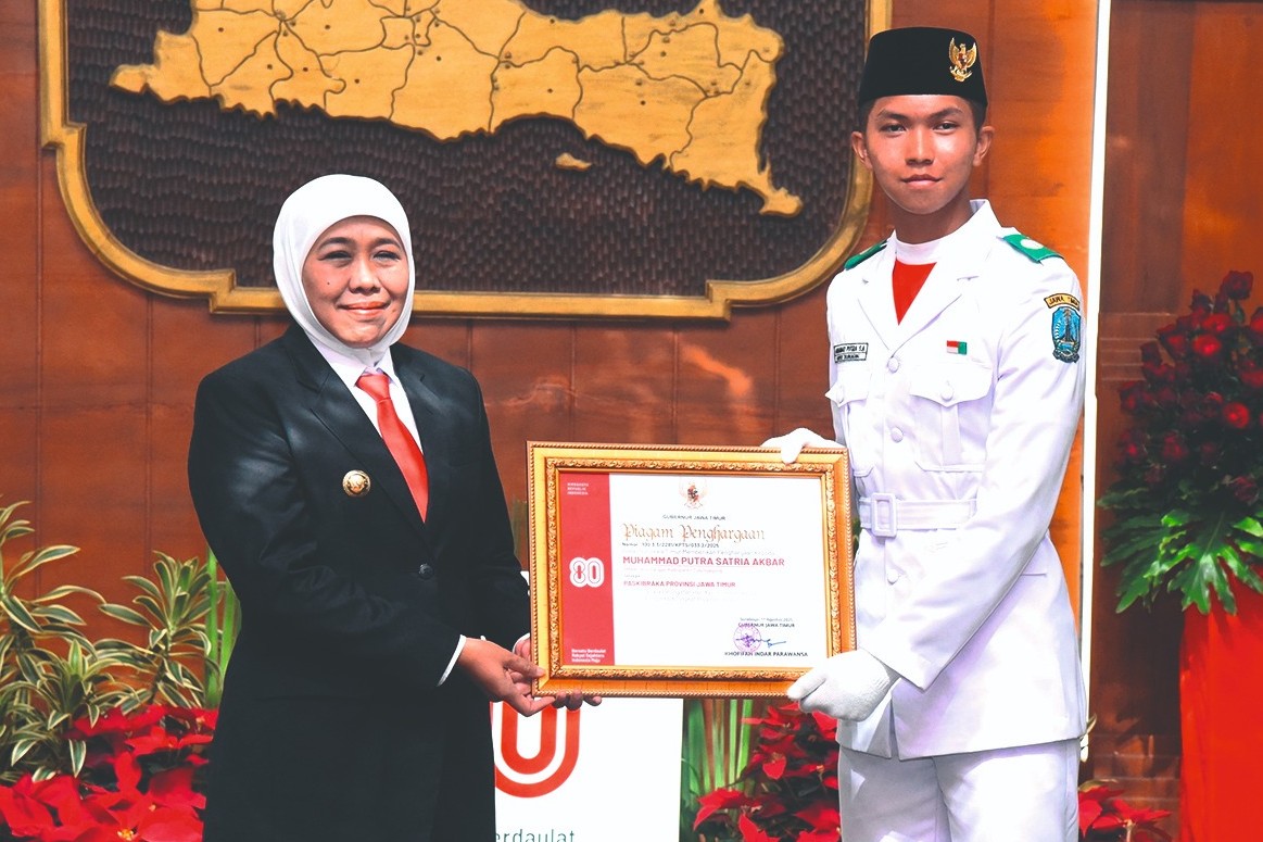 Satria mendapat penghargaan dari Gubernur Jawa Timur Khofifah Indar Parawansa. (DOK PRIBADI)