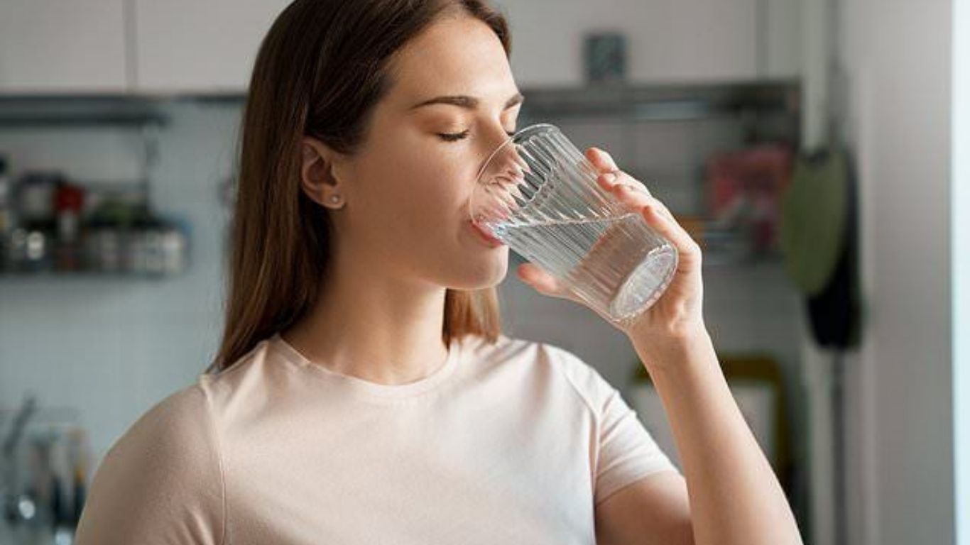 Minum air putih penting untuk menjaga keseimbangan cairan dan kesehatan tubuh, tapi mengonsumsinya secara berlebihan tetap perlu dihindari.(pinterest.com/dailymail)