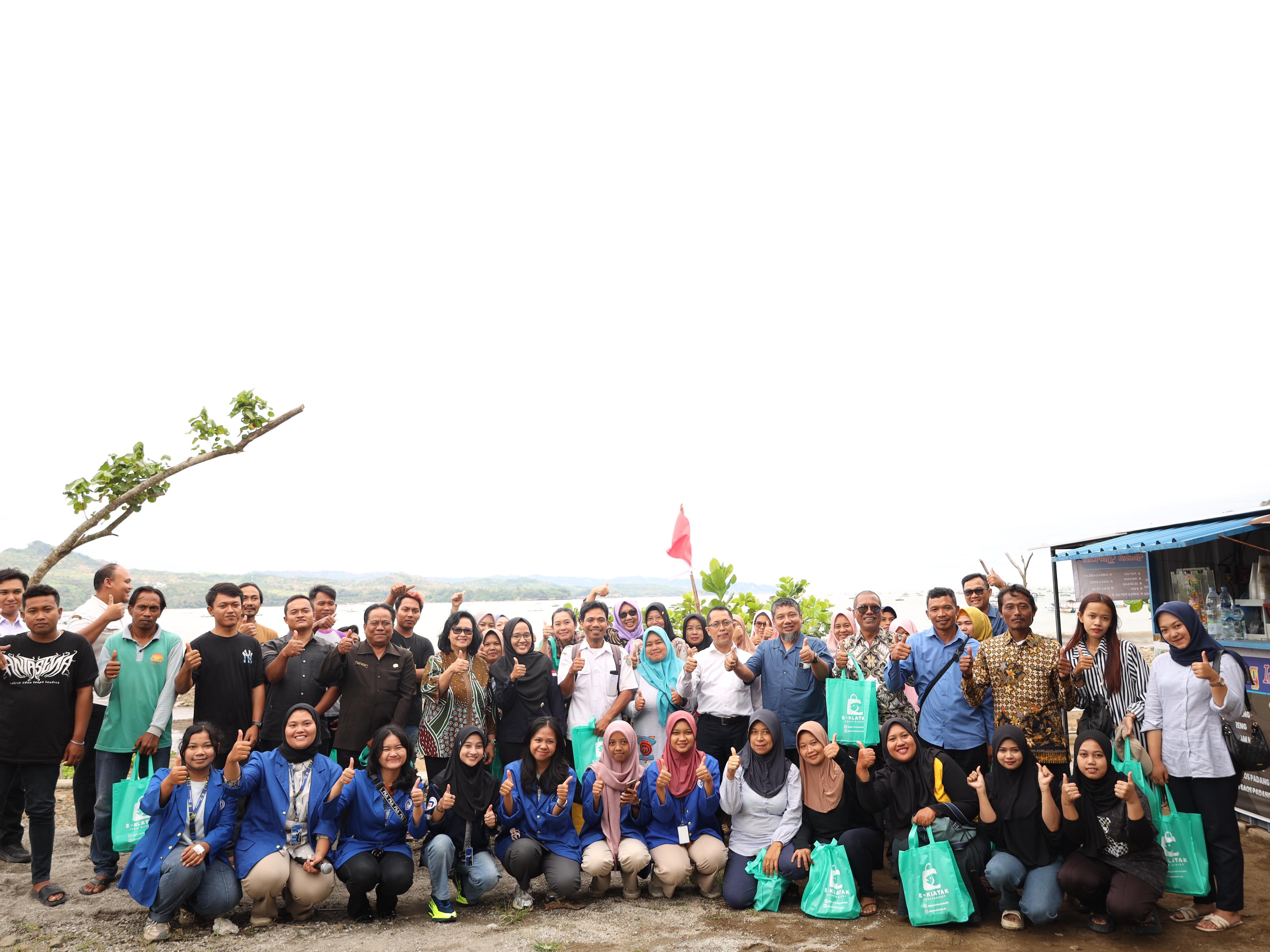 Tim PPK-Ormawa Biro SI Udinus Kediri kembangkan keterampilan olahan produk dan digitalisasi yang berdaya saing, di Desa Koboireng, Kecamatan Besuki, Tulungagung.(UDINUS KEDIRI/RADAR TULUNGAGUNG)