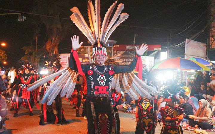 Karangtalun Culture Night Carnival 2025 di Desa Karangtalun, Kecamatan Kalidawir, Kabupaten Tulungagung, seakan disulap menjadi panggung raksasa penuh warna, Jumat (29/8/2025) malam.
