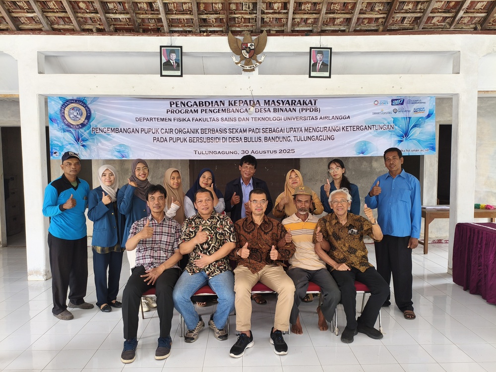 Tim pengabdian masyarakat PPDB Departemen Fisika Fakultas Sains dan Teknologi UNAIR Surabaya foto bersama warga di balai Desa Bulus, Kecamatan Bandung pada Sabtu (30/8/2025).