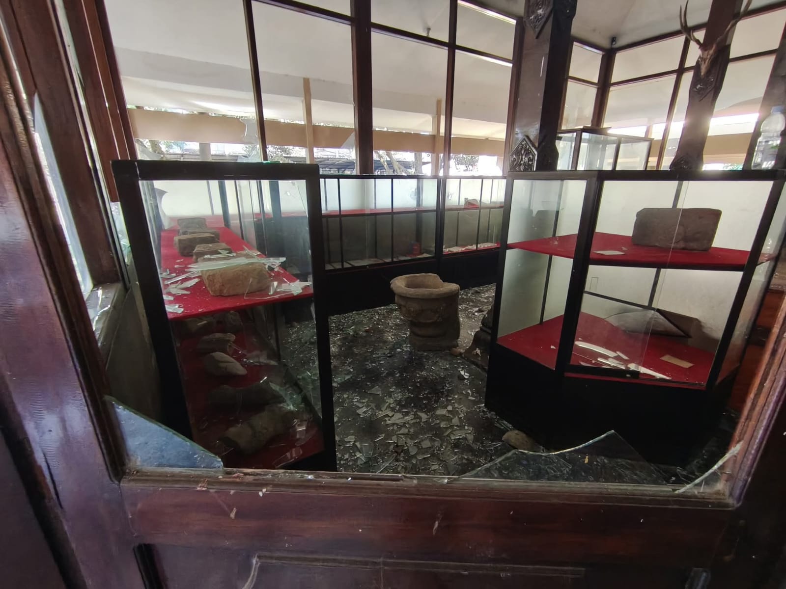 Kondisi bagian dalam Museum Bagawanta Bari yang mengalami kerusakan. (PASAK KADHIRI)
